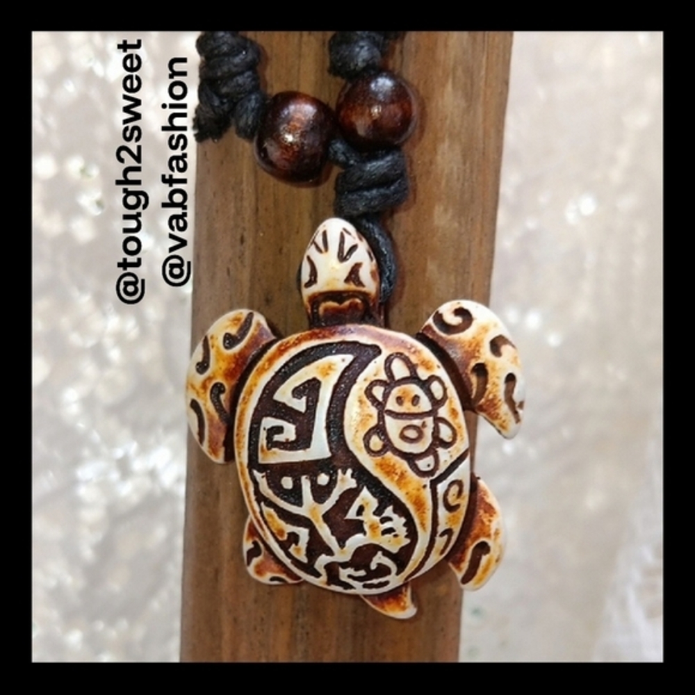 ARTISAN BOHO RESIN CARVED TURTLE ADJUSTABLE PENDENT NECKLACE/GIFT BOXED (G)